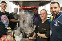 En Ukraine, un restaurant transform&eacute; en cuisine humanitaire pour territoires occup&eacute;s