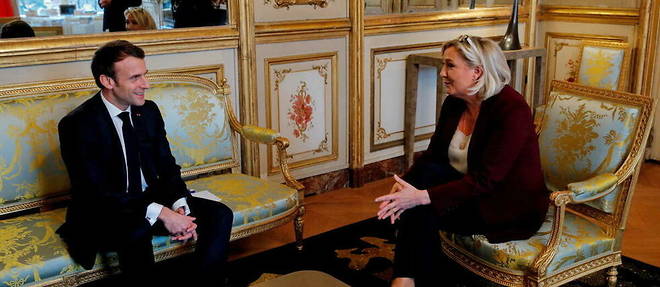 Le president Emmanuel Macron aux cotes de Marine Le Pen a l'Elysee, a Paris, le 6 fevrier 2019.
