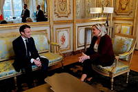 Le president Emmanuel Macron aux cotes de Marine Le Pen a l'Elysee, a Paris, le 6 fevrier 2019.
