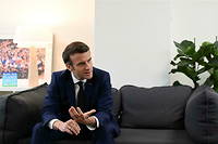 Emmanuel Macron dans son QG avant le premier tour de la presidentielle.
