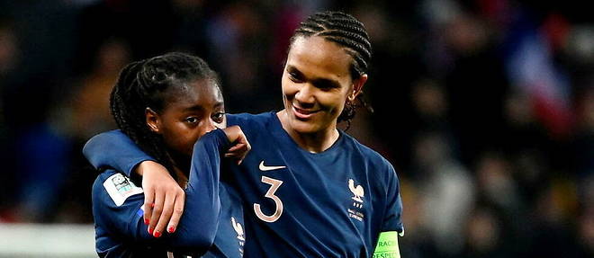Les larmes de joie d'Aissatou Tounkara, avec Wendie Renard, apres la victoire des Bleues, offrant la qualification pour le Mondial 2023.
