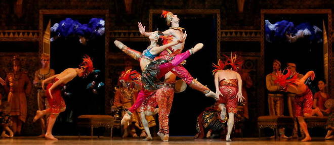 L'acte des fiancailles dans << La Bayadere >>, ballet cree en 1992 par Noureev : Inde fantasmee mais prouesses bien reelles a l'Opera Bastille.

