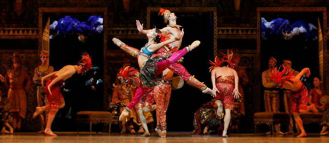 L'acte des fiançailles dans « La Bayadère », ballet créé en 1992 par Noureev : Inde fantasmée mais prouesses bien réelles à l'Opéra Bastille.
