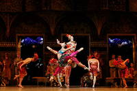 L'acte des fiançailles dans « La Bayadère », ballet créé en 1992 par Noureev : Inde fantasmée mais prouesses bien réelles à l'Opéra Bastille.
