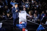 Macron met en garde contre &quot;le retour au nationalisme, &agrave; la guerre&quot; si Le Pen est &eacute;lue