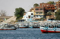 Des bateaux et des maisons près du réservoir du barrage d'Assouan, en Haute-Égypte, à environ 920 km au sud du Caire, la capitale. (illustration)
