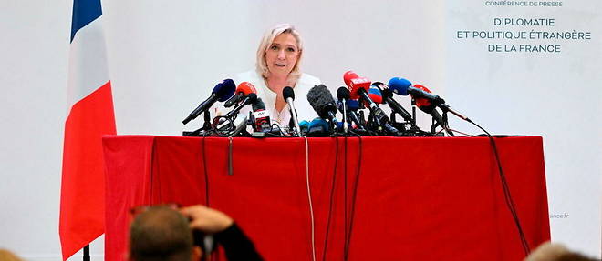Marine Le Pen lors de sa conference de presse consacree a la diplomatie et aux affaires etrangeres, le 13 mars 2022 a Paris.
