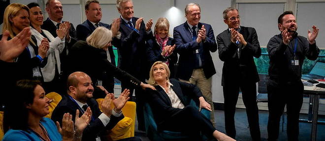 Apres l'annonce des resultats du premier tour, le 10 avril, Marine Le Pen est felicitee par sa soeur Marie-Caroline, dans le salon prive du Pavillon Chesnaie du Roy, au Parc floral, a Paris.
