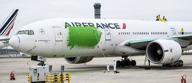 Une action de Greenpeace sur un vieil avion d'Air France, en mars 2021 a l'aeroport de Roissy-Charles de Gaulle.

