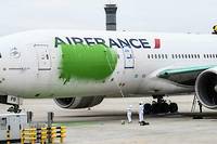 Une action de Greenpeace sur un vieil avion d'Air France, en mars 2021 à l'aéroport de Roissy-Charles de Gaulle.
