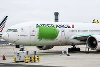 Une action de Greenpeace sur un vieil avion d'Air France, en mars 2021 à l'aéroport de Roissy-Charles de Gaulle.

