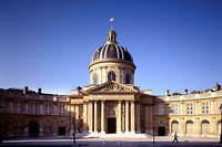 L'Institut de France est installé depuis 1795 dans l'ancien collège des Quatre-Nations, fondé à la mort de Mazarin.
