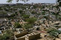 Pakistan: les morts ne reposent jamais en paix dans les cimeti&egrave;res engorg&eacute;s de Karachi