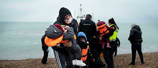 Migrants débarquant sur la plage de Dungeness (Kent), sur la côte sud-est de l'Angleterre, en novembre 2021. Depuis janvier 2022, 5 000 personnes ont gagné le Royaume-Uni via la Manche.
