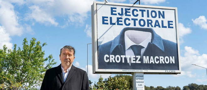 L'ancien publicitaire Michel-Ange Flori devant un de ses panneaux anti-Macron, a Six-Fours-les-Plages (Var).
