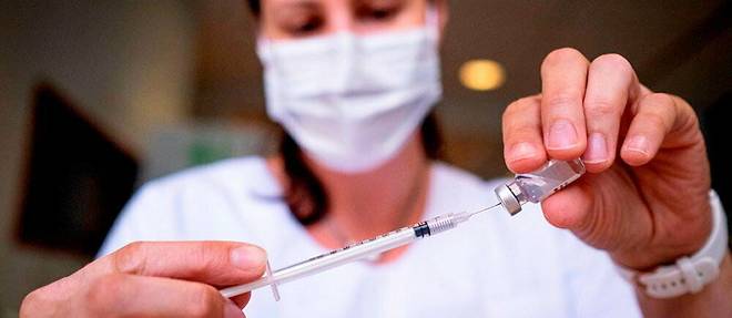   Le ministre de la Santé recommande désormais l’injection d’une quatrième dose de vaccin contre le Covid-19 aux personnes âgées de 60 ans et plus, dépassant les recommandations de l’Agence européenne des médicaments.  ©EPN/Newscom/SIPA