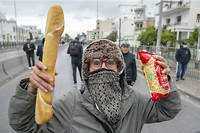 Plus d'un millier de membres du parti islamiste Ennahda ont manifeste le 10 avril, dans le centre de la capitale tunisienne, contre Kais Saied.

