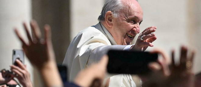 Le pape Francois salue les fideles chretiens depuis la voiture papamobile, apres la messe de Paques le 17 avril 2022 sur la place Saint-Pierre au Vatican.
