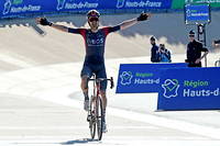 Cyclisme&nbsp;: le N&eacute;erlandais&nbsp;Dylan van Baarle remporte Paris-Roubaix