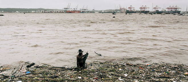 Un homme cherchant des objets parmi les debris a Durban, le 15 avril 2022. (Photo d'illustration)
