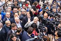 Accusations de d&eacute;tournement d'argent public europ&eacute;en: Le Pen d&eacute;nonce &quot;un coup fourr&eacute; de l'UE&quot;