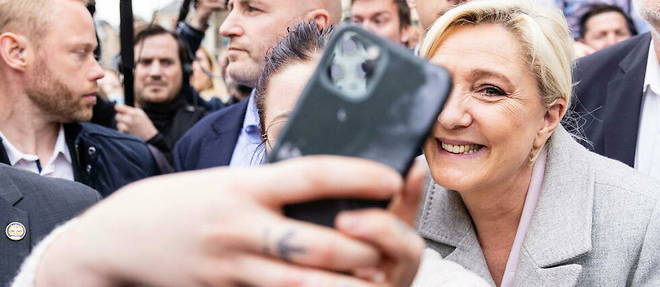 Marine Le Pen faisant un << selfie >>. 
