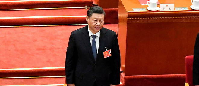 Le president Xi Jinping chantant l'hymne national lors de la cloture du congres national du peuple, le 11 mars 2022. 
