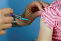 Un enfant se faisant vacciner contre l'hepatite B.
