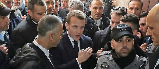 Le president francais Emmanuel Macron en colere contre la police israelienne alors qu'il traverse la vieille ville de Jerusalem, le 22 janvier 2020.  
