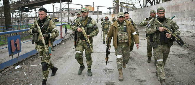 Des hommes de la milice tchetchene Akhmat, au service de Vladimir Poutine, arpentent une des usines de Marioupol, le 17 avril 2022. 
