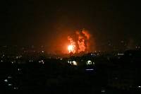 Salve de roquettes vers Isra&euml;l, frappes a&eacute;riennes sur Gaza