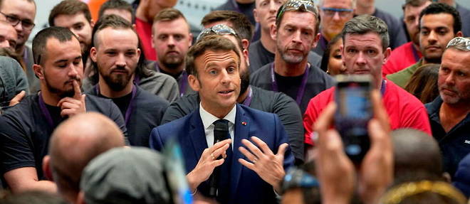 Emmanuel Macron, en campagne dans l'usine Siemens Gamesa du Havre, le 14 avril.
