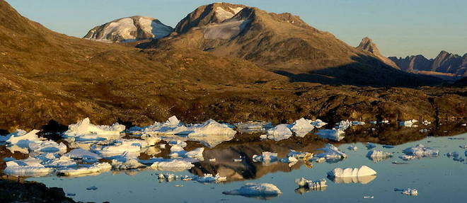 La fonte des glaces, un des principaux drames causes par le rechauffement climatique. Ici, un fjord pres du village de pecheurs Inuit de Tiniteqilaaq (Groenland), immortalise le 21 avril.
