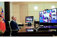 Le président russe Vladimir Poutine réunit son Conseil de sécurité le 1er avril 2022 à Moscou. Son service de renseignement extérieur, le SVR, est accusé d’avoir sous-estimé l’état de préparation et la résistance ukrainiennes.
