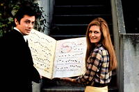 Dalida et Alain Delon à Montmartre, dans la maison de la chanteuse en 1972, pendant le shooting destiné à trouver une photo d'illustration pour la pochette de leur 45 tours.
