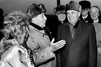 Le président français François Mitterrand en visite à Kiev pour s’entretenir avec Mikhaïl Gorbatchev, le 7 décembre 1989.
