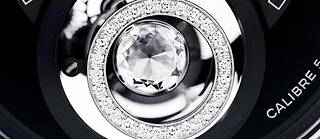  Doté d’une taille spécifique pour maximiser son éclat – 0,15 carat –, le diamant tourne sur lui-même au rythme des secondes. 