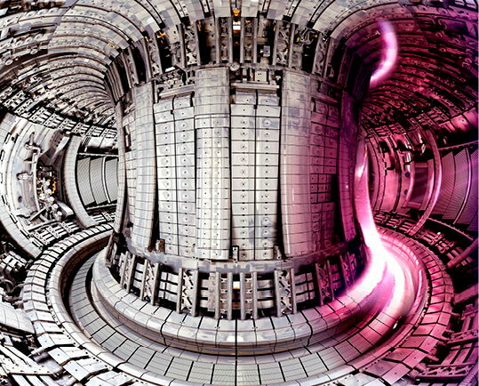 
        Performant. L'interieur du futur reacteur, qui transformera deuterium et tritium en plasma (image reconstituee par ordinateur).