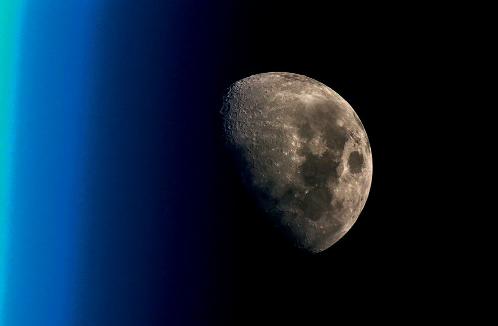 
        Equipee. La mission Artemis I autour de la Lune, sans equipage, a pour objectif de tester la puissante fusee SLS (Space Launch System) et le vaisseau spatial Orion.