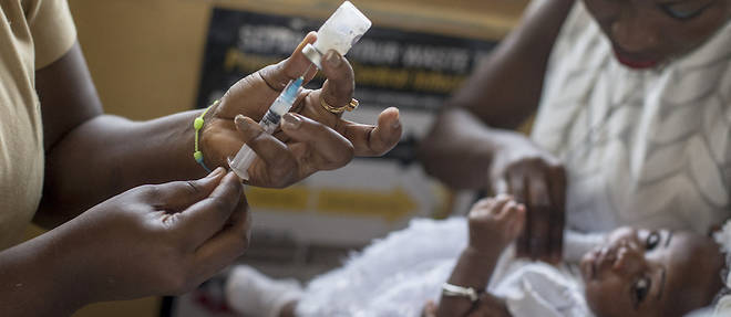 Le vaccin RTS,S (nom commercial Mosquirix) est administre en quatre doses aux enfants ages de 5 a 17 mois. Ici, un bebe vaccine au Ghana.
