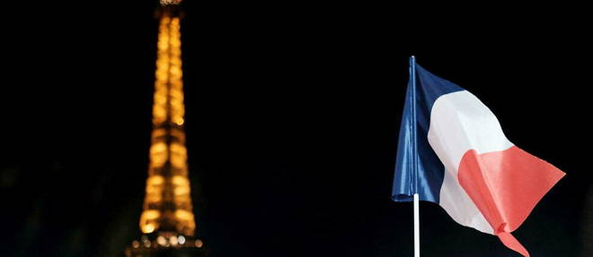 Drapeau francais devant la tour Eiffel, le 24 avril 2022 lors de la  ceremonie de victoire d'Emmanuel Macron.
