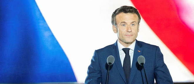 Emmanuel Macron, president reelu, sur une tribune installee au Champ-de-Mars a Paris, dimanche 24 avril. 
