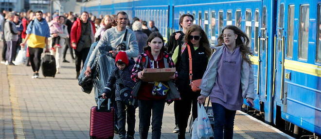 Des Ukrainiens fuient vers l'ouest de l'Ukraine et vers la Pologne, en train d'Odessa a Przemysl, le 25 avril 2022.
 
