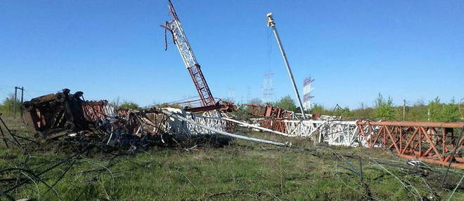 Des antennes du centre radio gisant sur le sol, a la suite d'explosions dans la region separatiste de Transnistrie, soutenue par la Russie en Moldavie, le 26 avril 2022. 
