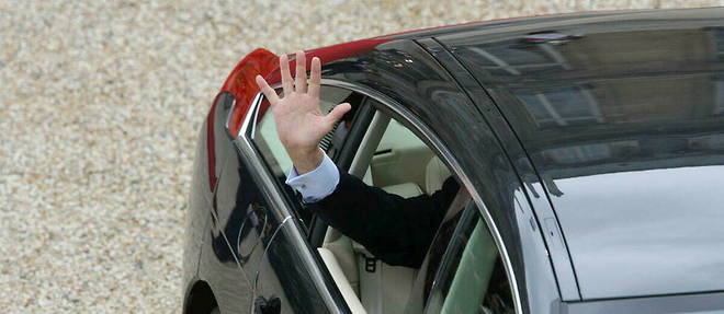 Jacques Chirac quitte l'Elysee, le 16 mai 2007. Son deuxieme quinquennat fut marque par l'echec d'une politique d'union nationale apres la victoire ecrasante, mais en trompe-l'oeil, obtenue en 2002 face a Jean-Marie Le Pen.
