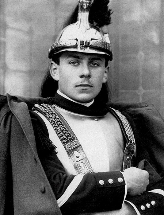 
        Au temps de l'innocence. En mai 1914, Louis-Ferdinand Destouches en grande tenue de marechal des logis. 