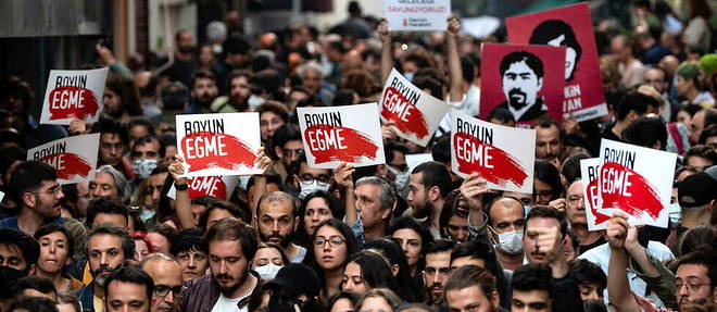 Manifestation dans les rues d'Istanbul, le 26 avril 2022, contre l'issue du proces du mecene Osman Kavala, condamne a la prison a perpetuite.
