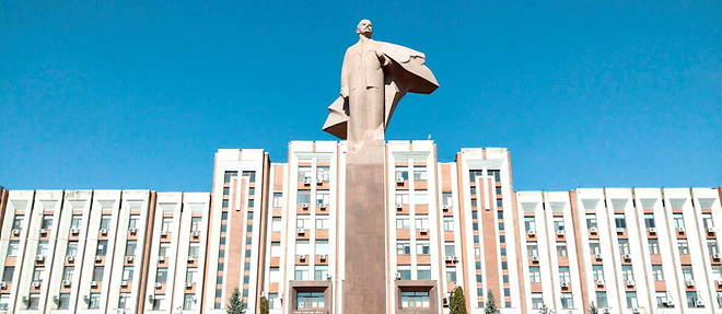 La statue de Lenine situee devant le Soviet supreme de l'Etat autoproclame de Transnistrie, a Tiraspol.
