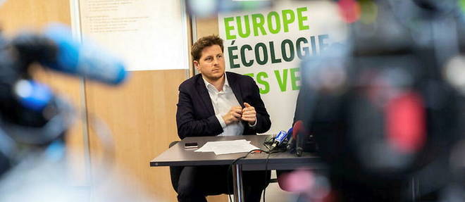Julien Bayou, secretaire national d'EELV, lors d'une conference de presse sur les negociations pour les legislatives, le 27 avril.
