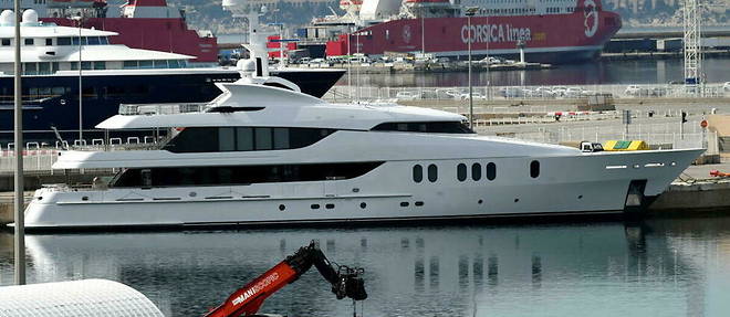 Le yacht << Rahil >> appartenant a un oligarque russe proche de Vladimir Poutine a ete immobilise par les douanes dans le port de Marseille (photo du 15 avril 2022).
